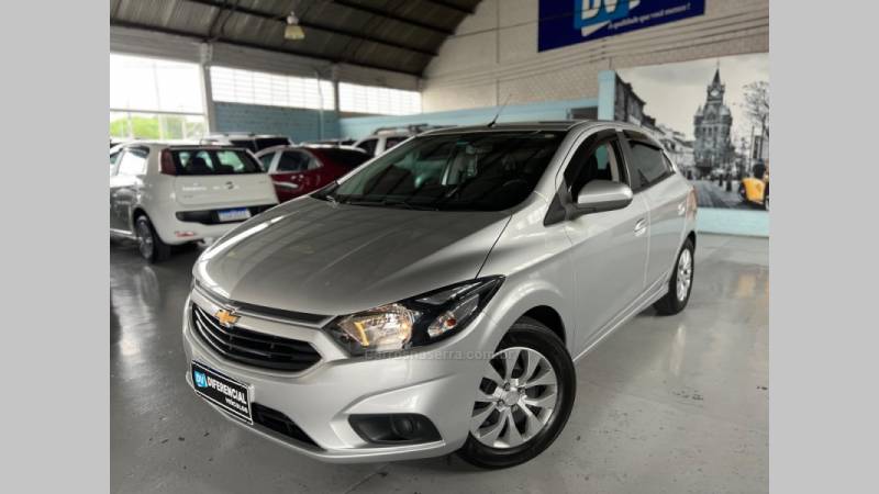 CHEVROLET - ONIX - 2016/2017 - Prata - R$ 55.900,00