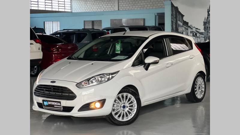 FORD - FIESTA - 2015/2016 - Branca - R$ 57.900,00