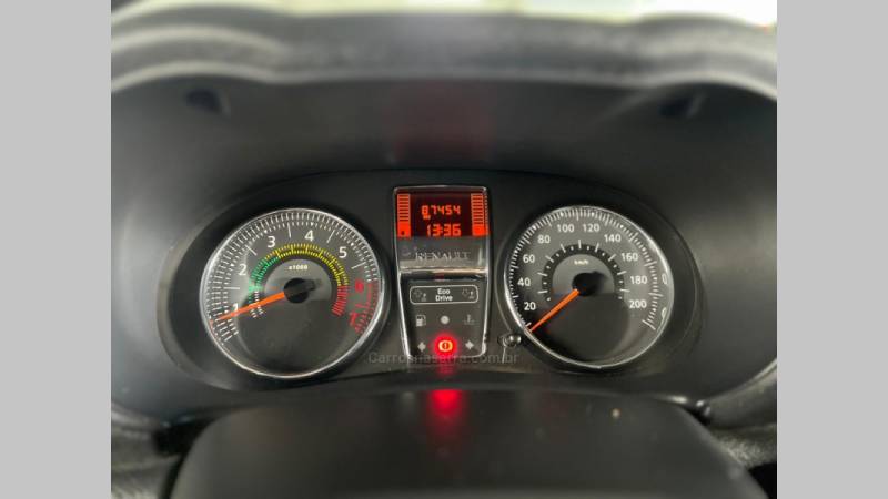RENAULT - CLIO - 2013/2014 - Vermelha - R$ 29.900,00