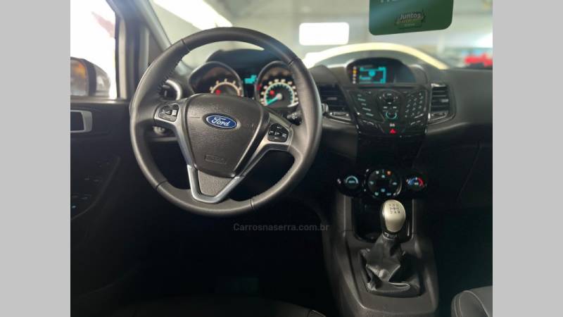 FORD - FIESTA - 2015/2016 - Branca - R$ 57.900,00