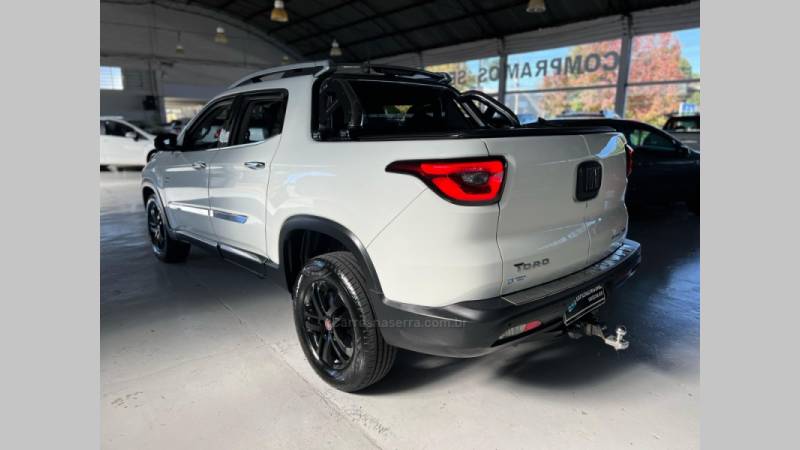 FIAT - TORO - 2017/2018 - Branca - R$ 112.900,00