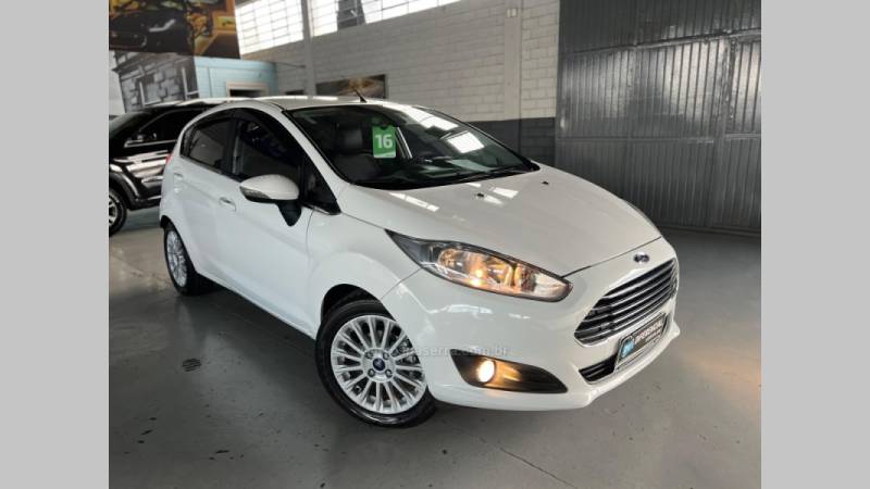 FORD - FIESTA - 2015/2016 - Branca - R$ 57.900,00