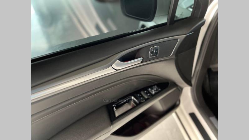 FORD - FUSION - 2015/2016 - Branca - R$ 93.900,00