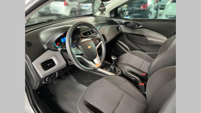 CHEVROLET - ONIX - 2016/2017 - Prata - R$ 55.900,00