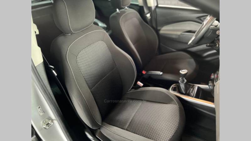 CHEVROLET - ONIX - 2016/2017 - Prata - R$ 55.900,00