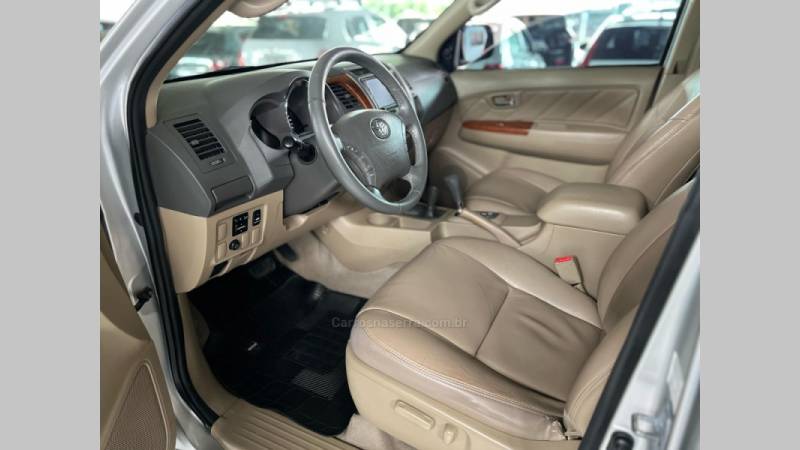 TOYOTA - HILUX SW4 - 2009/2010 - Bege - R$ 99.900,00