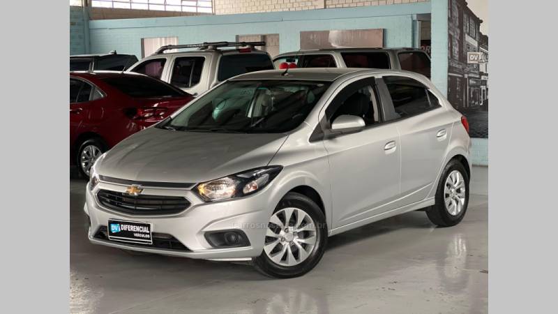 CHEVROLET - ONIX - 2016/2017 - Prata - R$ 55.900,00