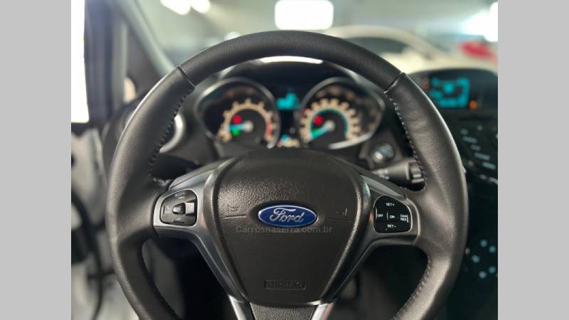 FORD - FIESTA - 2015/2016 - Branca - R$ 57.900,00