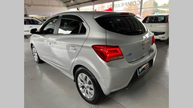 CHEVROLET - ONIX - 2016/2017 - Prata - R$ 55.900,00