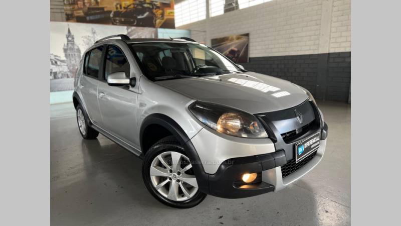 RENAULT - SANDERO - 2013/2013 - Prata - R$ 41.900,00