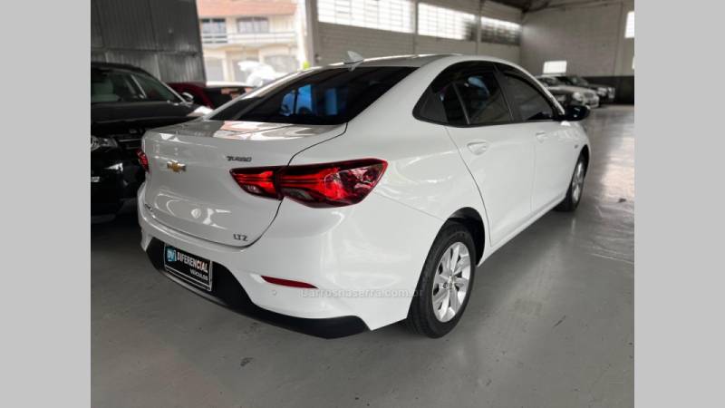 CHEVROLET - ONIX - 2021/2021 - Branca - R$ 79.900,00