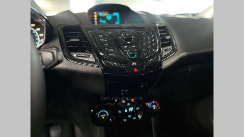 FORD - FIESTA - 2015/2016 - Branca - R$ 57.900,00