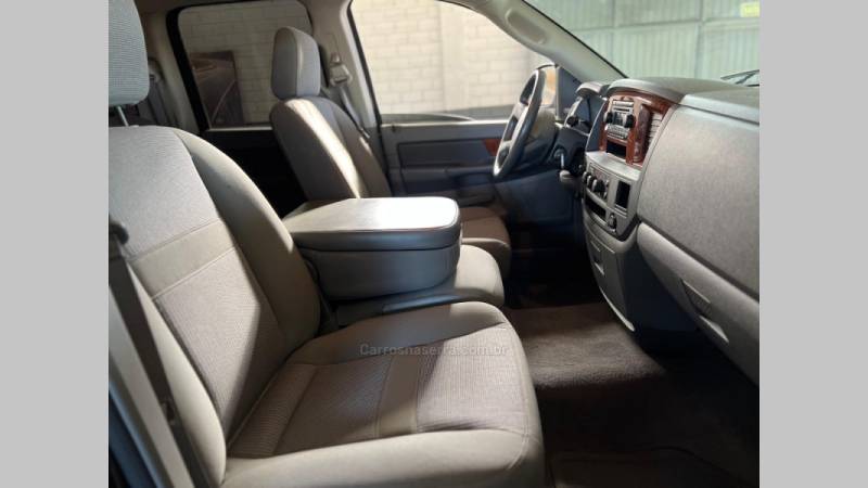 DODGE - RAM - 2005/2006 - Preta - R$ 129.900,00