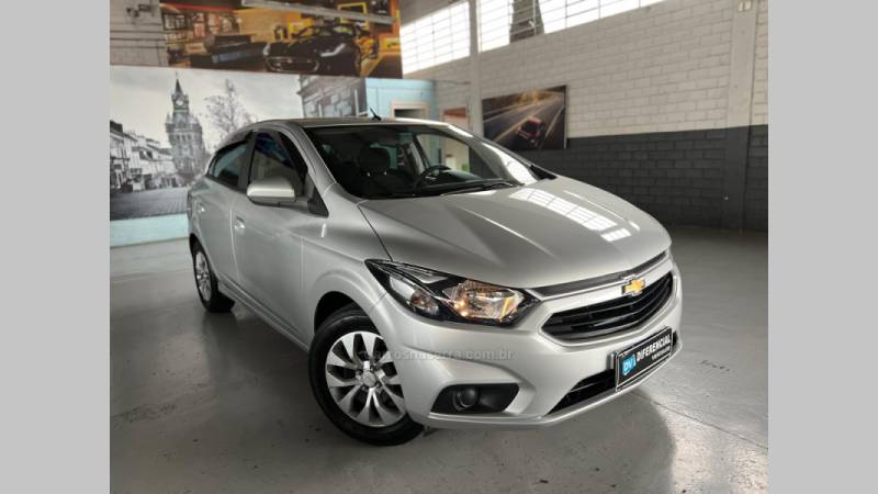 CHEVROLET - ONIX - 2016/2017 - Prata - R$ 55.900,00
