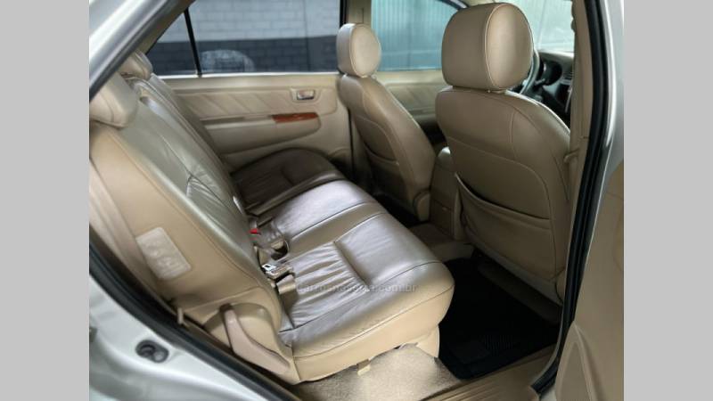 TOYOTA - HILUX SW4 - 2009/2010 - Bege - R$ 99.900,00