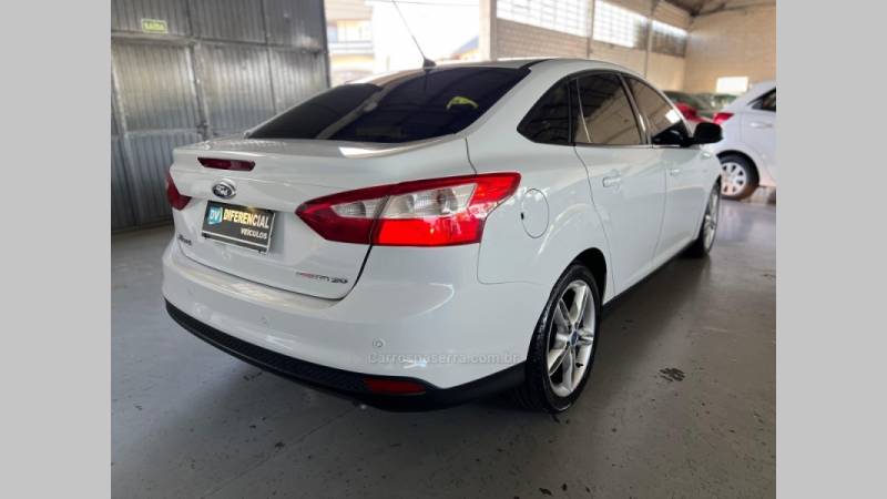 FORD - FOCUS - 2014/2015 - Branca - R$ 53.900,00