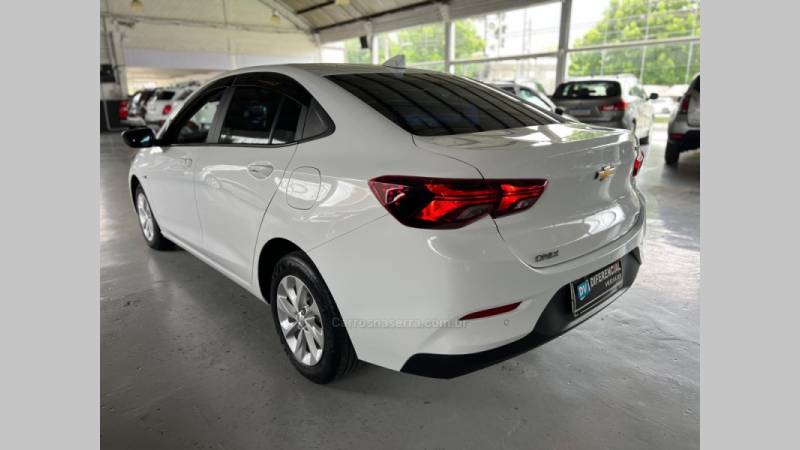 CHEVROLET - ONIX - 2021/2021 - Branca - R$ 79.900,00