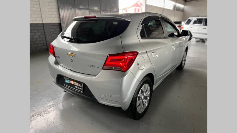 CHEVROLET - ONIX - 2016/2017 - Prata - R$ 55.900,00