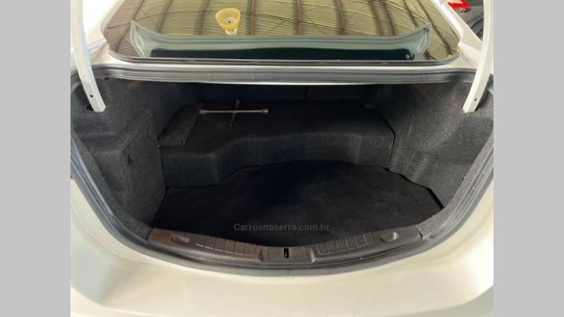 FORD - FUSION - 2015/2016 - Branca - R$ 93.900,00