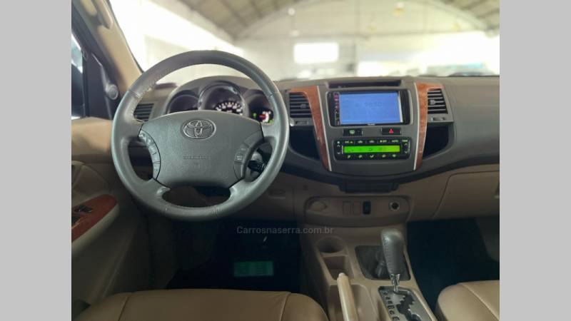 TOYOTA - HILUX SW4 - 2009/2010 - Bege - R$ 99.900,00
