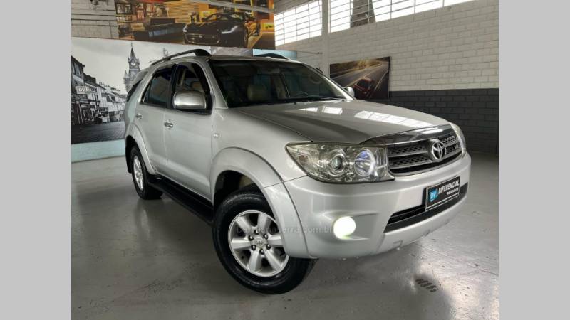 TOYOTA - HILUX SW4 - 2009/2010 - Bege - R$ 99.900,00