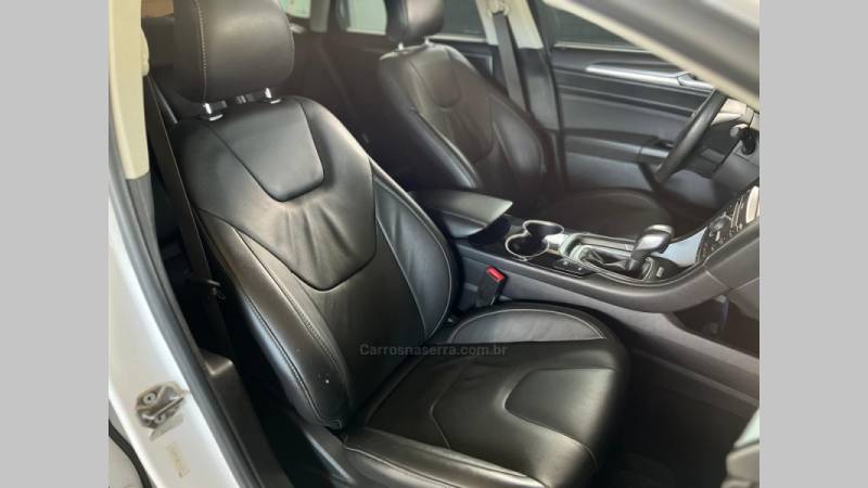 FORD - FUSION - 2015/2016 - Branca - R$ 93.900,00