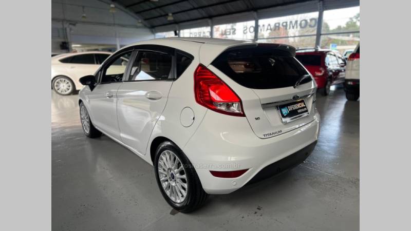 FORD - FIESTA - 2015/2016 - Branca - R$ 57.900,00