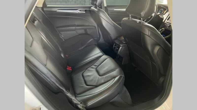 FORD - FUSION - 2015/2016 - Branca - R$ 93.900,00
