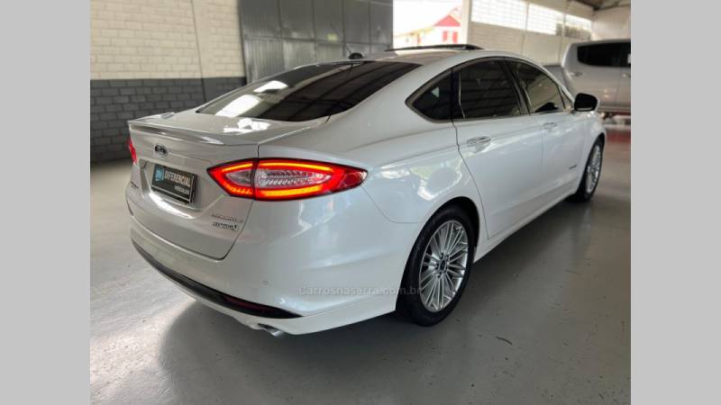 FORD - FUSION - 2015/2016 - Branca - R$ 93.900,00