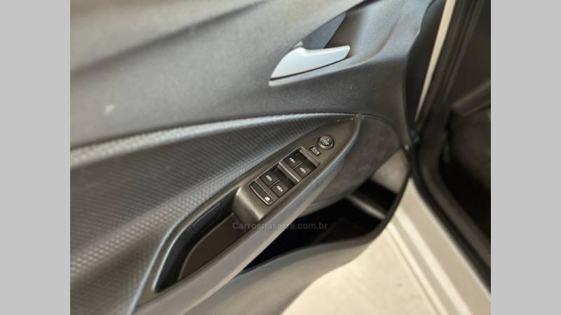 CHEVROLET - ONIX - 2021/2021 - Branca - R$ 79.900,00