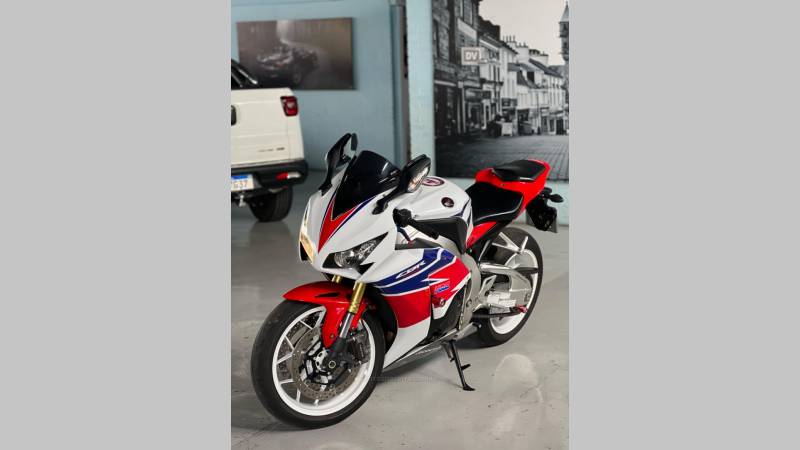 HONDA - CBR 1000RR - 2013/2013 - Branca - R$ 59.900,00