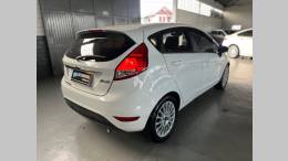 FORD - FIESTA - 2015/2016 - Branca - R$ 57.900,00