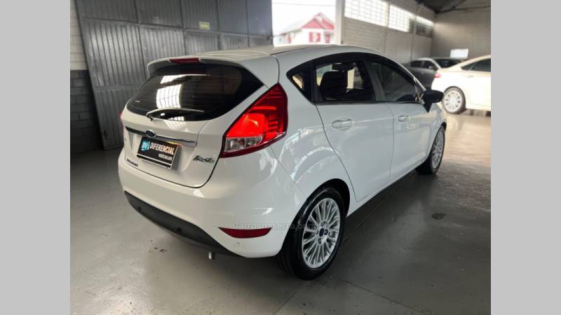 FORD - FIESTA - 2015/2016 - Branca - R$ 57.900,00