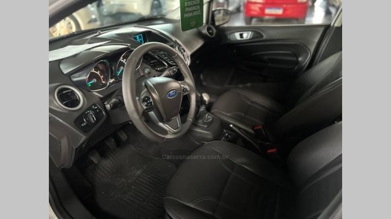FORD - FIESTA - 2015/2016 - Branca - R$ 57.900,00