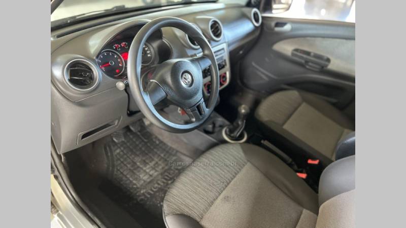 VOLKSWAGEN - VOYAGE - 2013/2014 - Prata - R$ 39.900,00